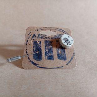 Spilla da bavero con pastiglia in gres dipinta a mano