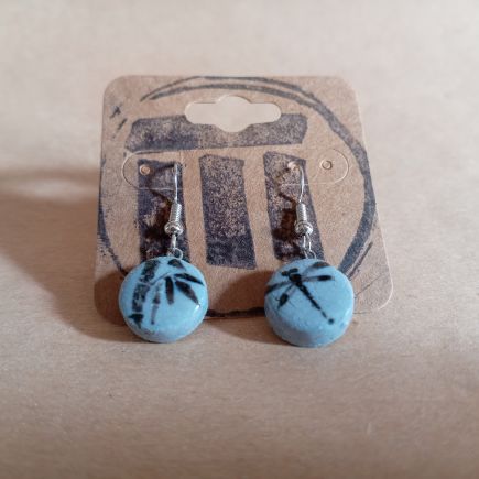 Orecchini pendenti con pastiglie in gres dipinto a mano e monachelle in acciaio