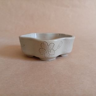 Vaso a forma di fiore con fiori incisi, in gres, smalto azzurro pallido