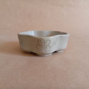 Vaso a forma di fiore con fiori incisi, in gres, smalto azzurro pallido