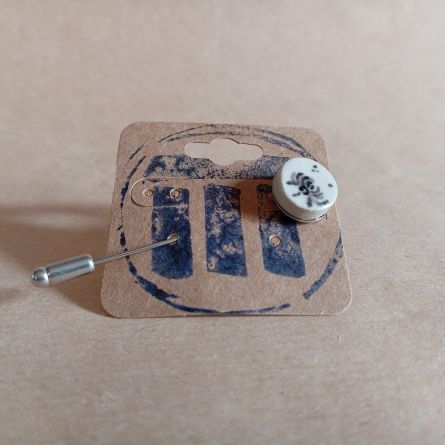 Spilla da bavero con pastiglia in gres dipinta a mano