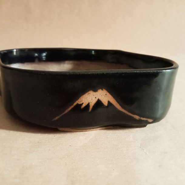 Vaso a forma di nuvola smaltato nero con Fuji e bambù