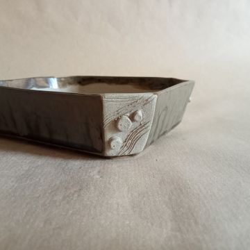 Vaso rettangolare con angoli smussati. Smaltato sui lati lunghi, non smaltato con decorazioni a rilievo sugli angoli. in gres cotto a alta temperatura, pezzo unico
