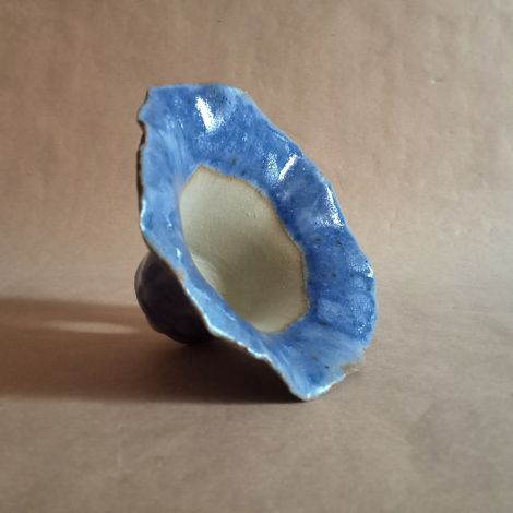 Vasetto per kusamono a forma di fiore di ibisco di color blu in gres