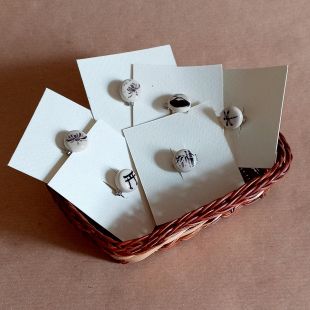 Micro spilla con pastiglia in gres dipinto a mano