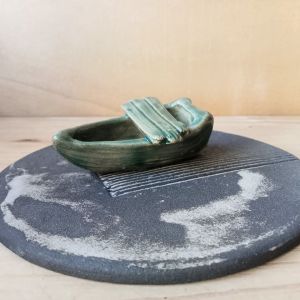 Okimono tenpai barca su lastra