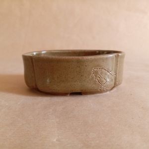 Piccolo vaso in gres con la classica forma denominata mokko, con carpe incise a piccoli puntini.