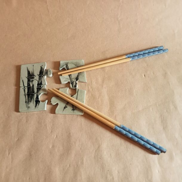 Poggia posate o bacchette a forma di puzzle in gres dipinto con bambu  tipo sumi-e