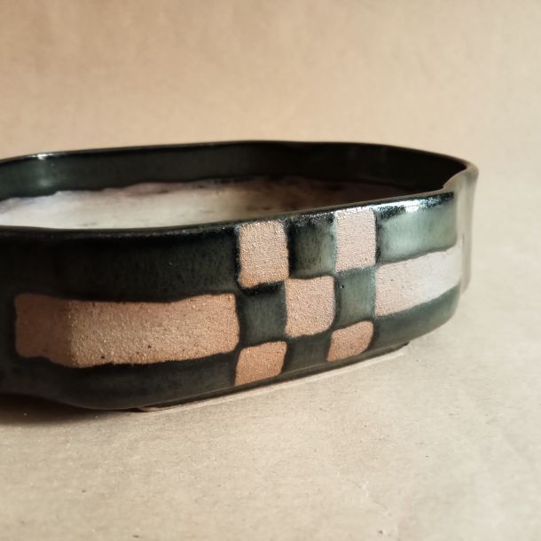 Vaso a forma di nuvola smaltato nero con decorazione geometrica