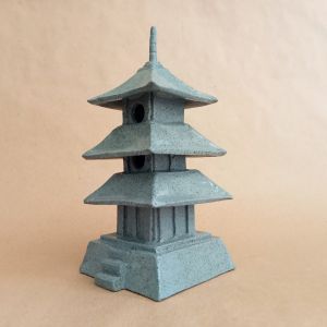 Pagoda a tre piani per l'esposizione del bonsai o brucia incenso