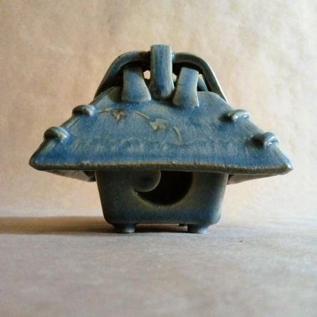 Brucia incensi a forma di capanna tradizionale giapponese. Azzurro come un freddo cielo invernale all'imbrunire, ricca di dettagli, un tralcio d'edera corre sul tetto, su ogni lato c'è un'apertura diversa dall'altra.