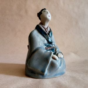 Okimono tenpai, dama che guarda in su per l'esposizione del bonsai