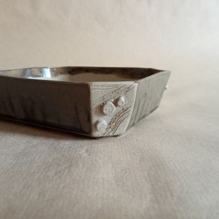 Vaso rettangolare con angoli smussati. Smaltato sui lati lunghi, non smaltato con decorazioni a rilievo sugli angoli. in gres cotto a alta temperatura, pezzo unico