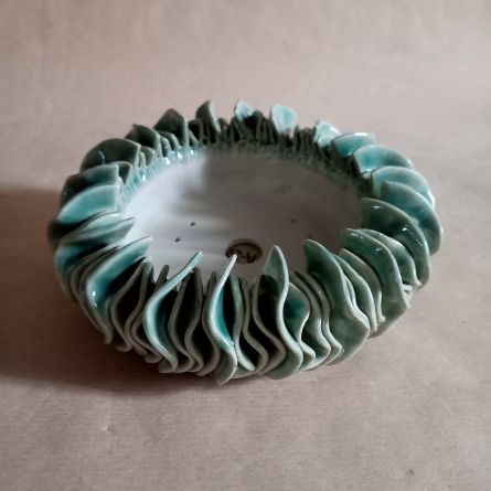 Vaso bonsai rotondo che ricorda un anemone marino in gres smaltato turchese