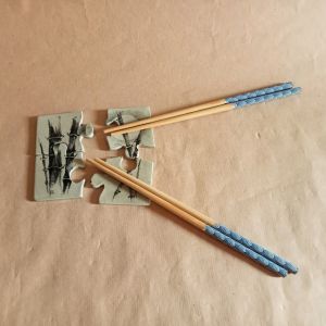 Poggia posate o bacchette a forma di puzzle in gres dipinto con bambu  tipo sumi-e