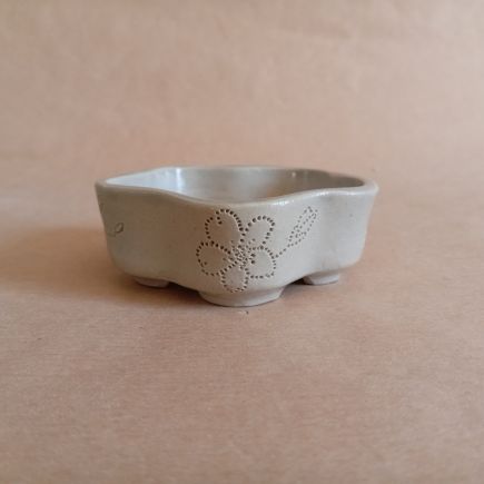 Vaso a forma di fiore con fiori incisi, in gres, smalto azzurro pallido
