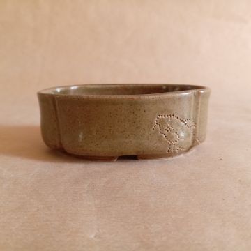 Piccolo vaso in gres con la classica forma denominata mokko, con carpe incise a piccoli puntini.