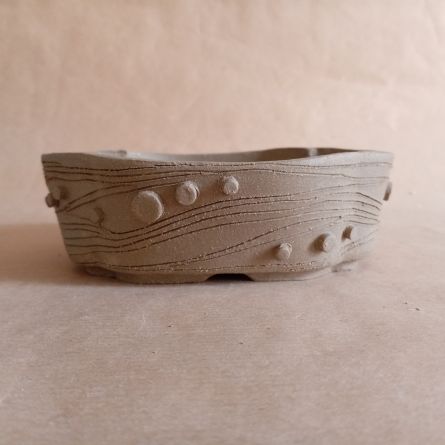 Vaso mokko con decorazione liberty (onde incise e pasticche di varie dimensioni a rilivo per creare giochi di chiaroscuro) in gres non smaltato. 