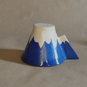 Tazza da tè o caffè a forma di Monviso innevato in gres dipinto con engobbi