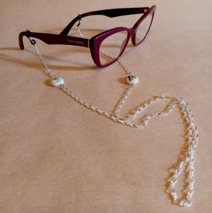 Catena per occhiali con pastiglie in gres dipinto a mano inserite a intervalli irregolari