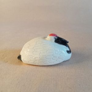 Okimono tenpai a forma di gru in gres per l'esposizione del bonsai