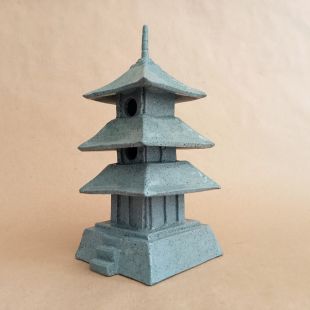 Pagoda a tre piani per l'esposizione del bonsai o brucia incenso