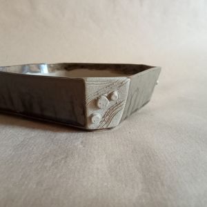 Vaso rettangolare con angoli smussati. Smaltato sui lati lunghi, non smaltato con decorazioni a rilievo sugli angoli. in gres cotto a alta temperatura, pezzo unico