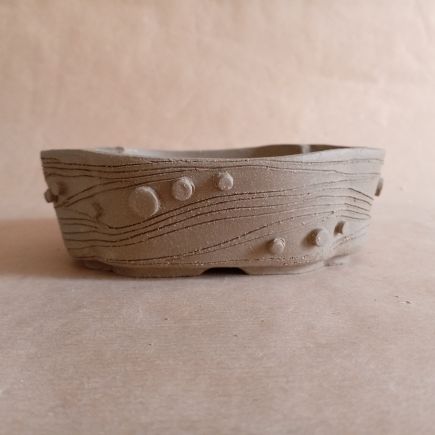 Vaso mokko con decorazione liberty (onde incise e pasticche di varie dimensioni a rilivo per creare giochi di chiaroscuro) in gres non smaltato. 