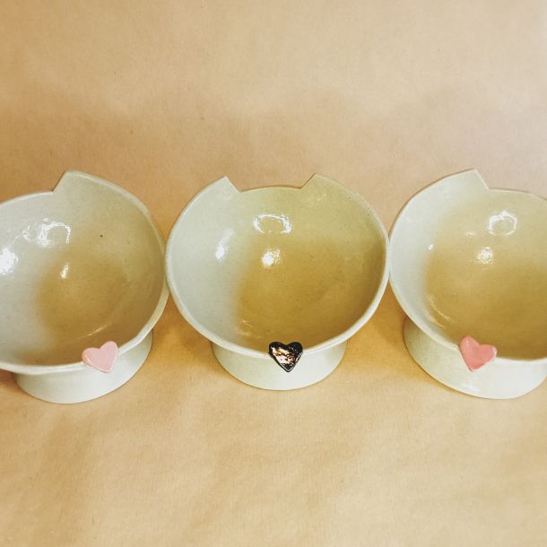 Ciotola per gatti inclinata in gres fatta a mano