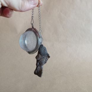 Infusore per il tè con ciondolo in gres modellato a mano