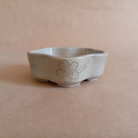 Vaso a forma di fiore con fiori incisi, in gres, smalto azzurro pallido