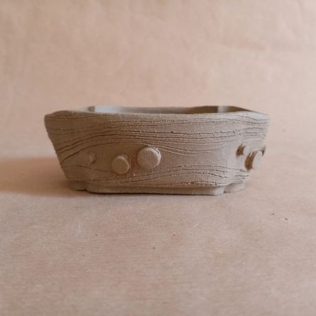 Piccolo mokko in gres non smaltato con decorazione Liberty.  Adatto a bonsai di piccole dimensioni (shohin bonsai) o a composizioni d'erbe (kusamono)