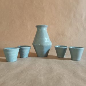 Servizio da sakè in gres azzurro con motivo a nuvolette stilizzate