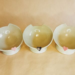 Ciotola per gatti inclinata in gres fatta a mano