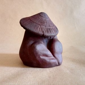 Okimono tenpai pellegrino addormentato in gres rosso