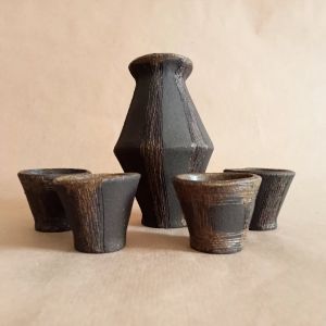 Servizio da sake fatto a mano in gres nero smaltato