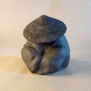 Okimono, tenpai in gres nero realizzato a mano per l'esposizione del bonsai