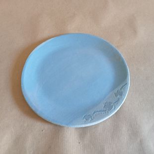 Piattino da dolce in gres azzurro con tralcio d'edera a bassorilievo