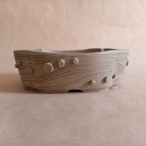 Vaso mokko con decorazione liberty (onde incise e pasticche di varie dimensioni a rilivo per creare giochi di chiaroscuro) in gres non smaltato. 